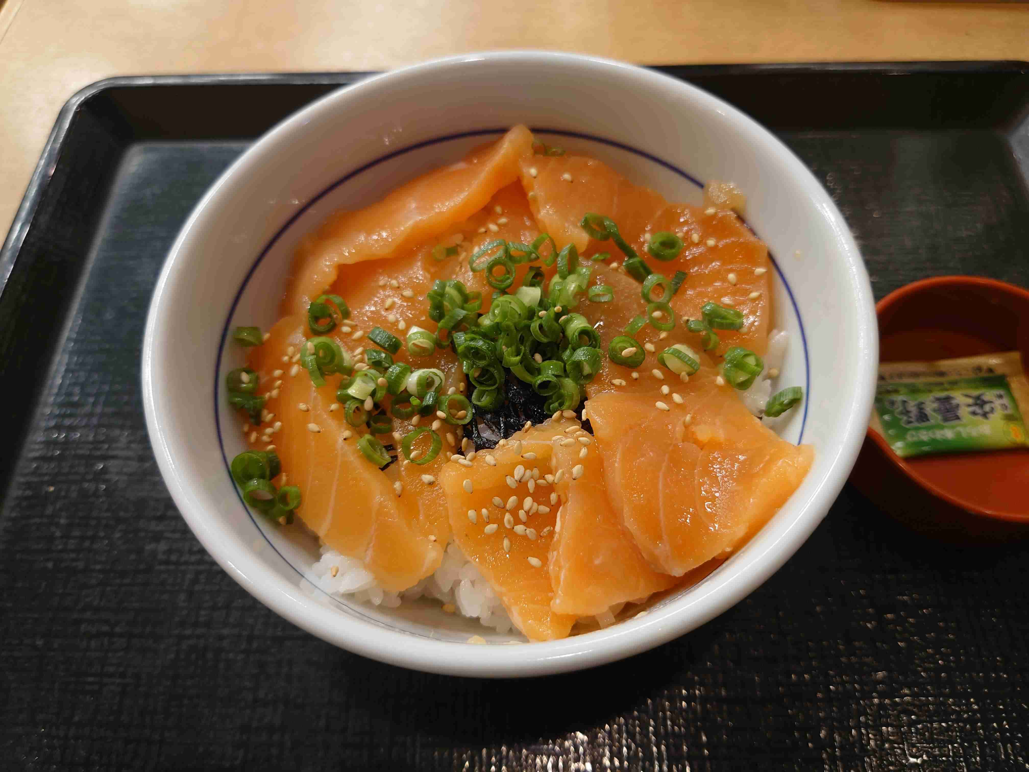 なか卯「サーモン丼」、メニュー写真より「切り身が少ない」SNSで指摘…運営会社の見解は？