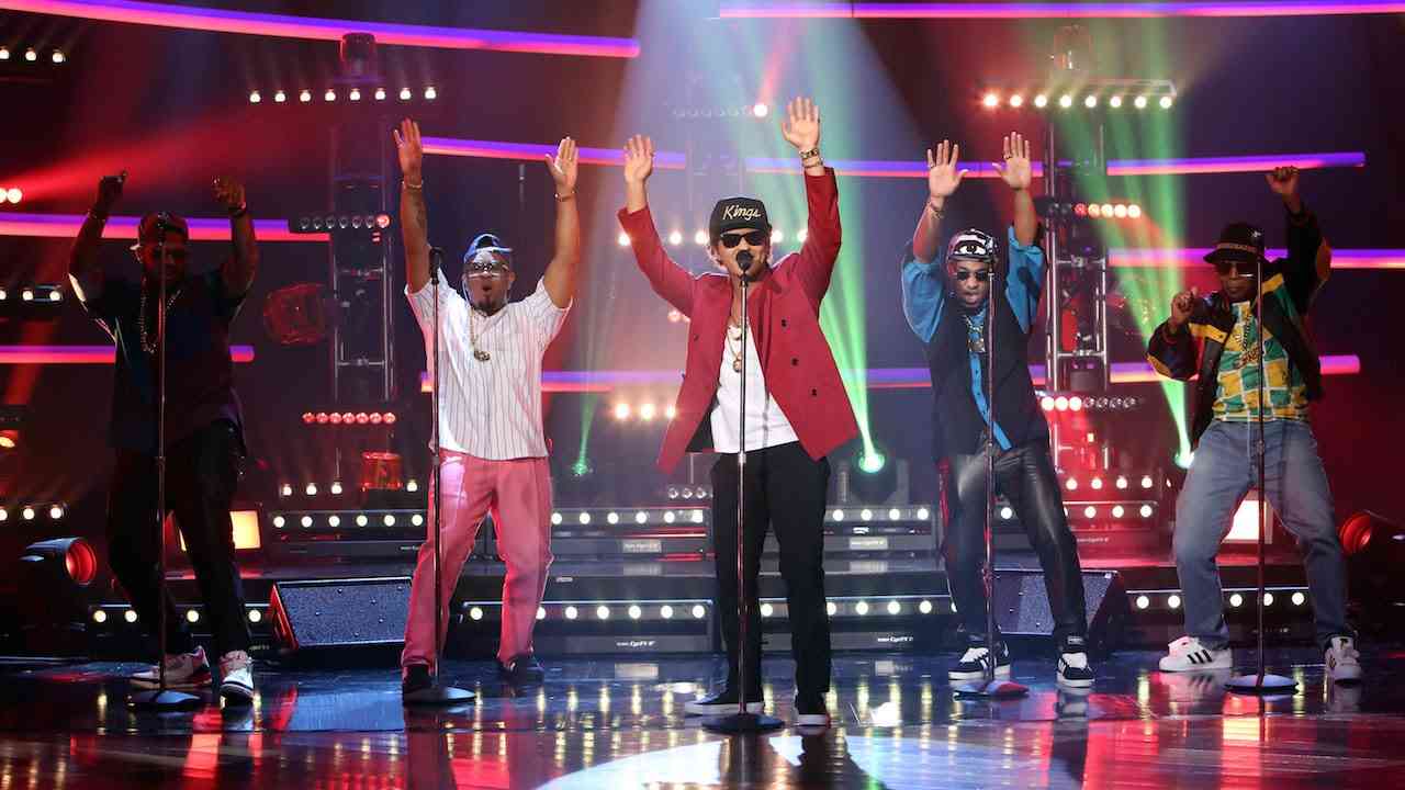 Mark Ronson & Bruno Mars Perform 'Uptown Funk' - YouTube