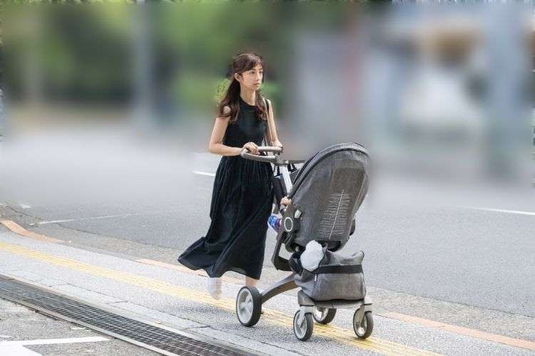 戸田恵梨香＆松坂桃李が生後1カ月の第1子を「六本木デビュー」乗せるのは「超高級ベビーカー」