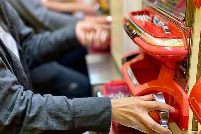 神戸新聞NEXT｜連載・特集｜話題｜パチンコ店、コロナ禍で4社に1社が消滅…総売上高も3年間で5.2兆円減少