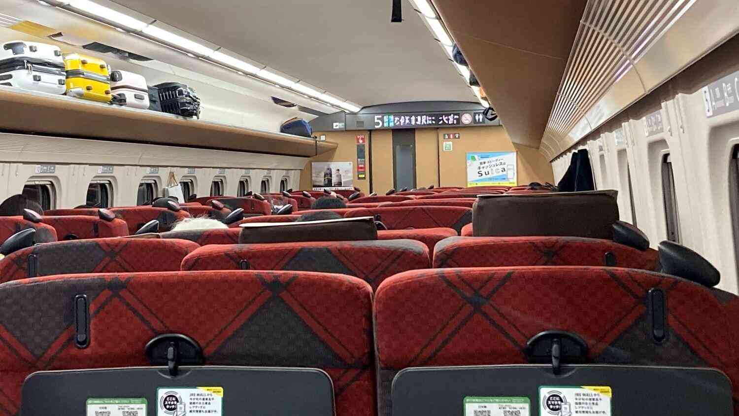 新幹線の机にスマホ置く→JR東のサイトへ　意図せぬ通信に困惑も...広報「想定していなかった」対応策検討へ: J-CAST ニュース
