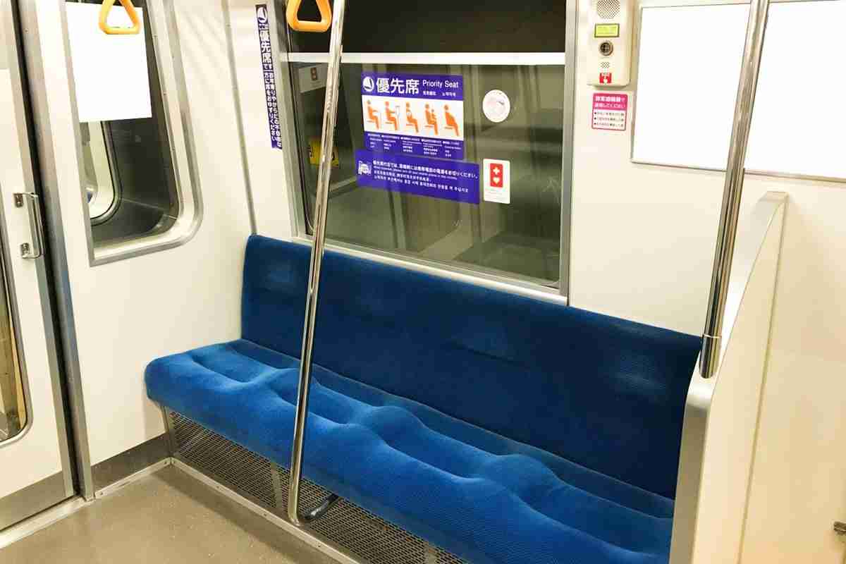 「トラブルになるのが面倒…」 電車やバスの「優先席」が空いていても座らない人たちの言い分 | マネーポストWEB