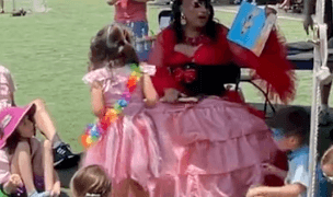 バイデン民主党のジェンダーイデオロギーカルトは、プライドイベントで子供にトランスの過激な性的ショーを見せ、チップをもらうため尻を振れと教える。文句を言えば逮捕  |  Total News World