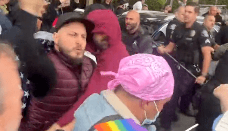 学校がプライド月間を祝うことに抗議する保護者とアンティファが乱闘／保護者「私たちはただ、子供たちにきちんとした教育を受けさせたいだけで、洗脳されたくはない」  |  Total News World