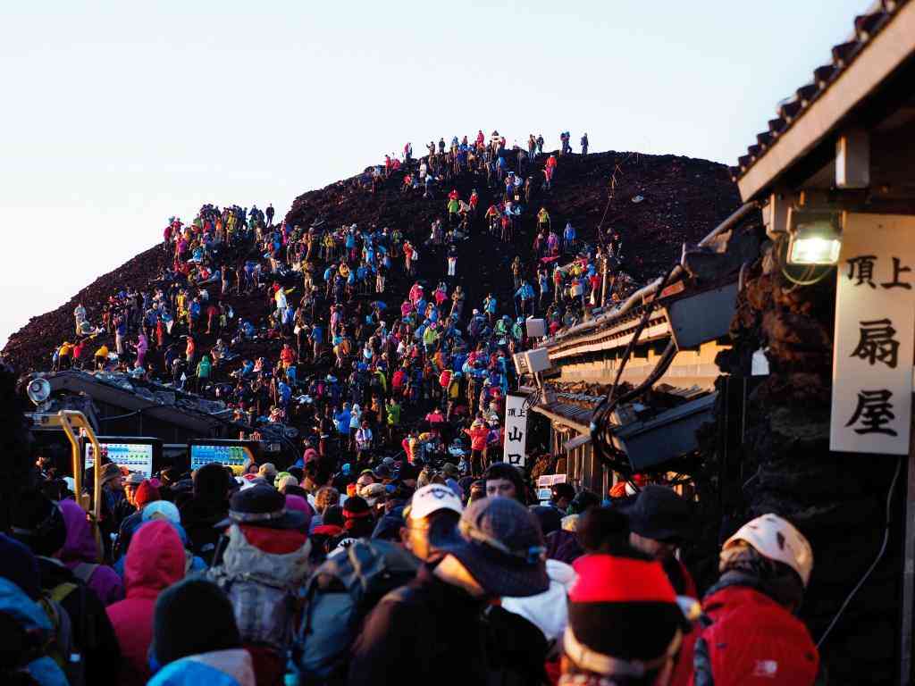 開山前に「富士山」の山小屋はすでに“ほぼ満室”　徹夜で山頂を目指す「弾丸登山」で遭難者急増の可能性も
