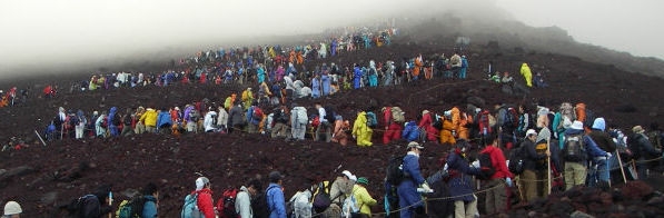開山前に「富士山」の山小屋はすでに“ほぼ満室”　徹夜で山頂を目指す「弾丸登山」で遭難者急増の可能性も