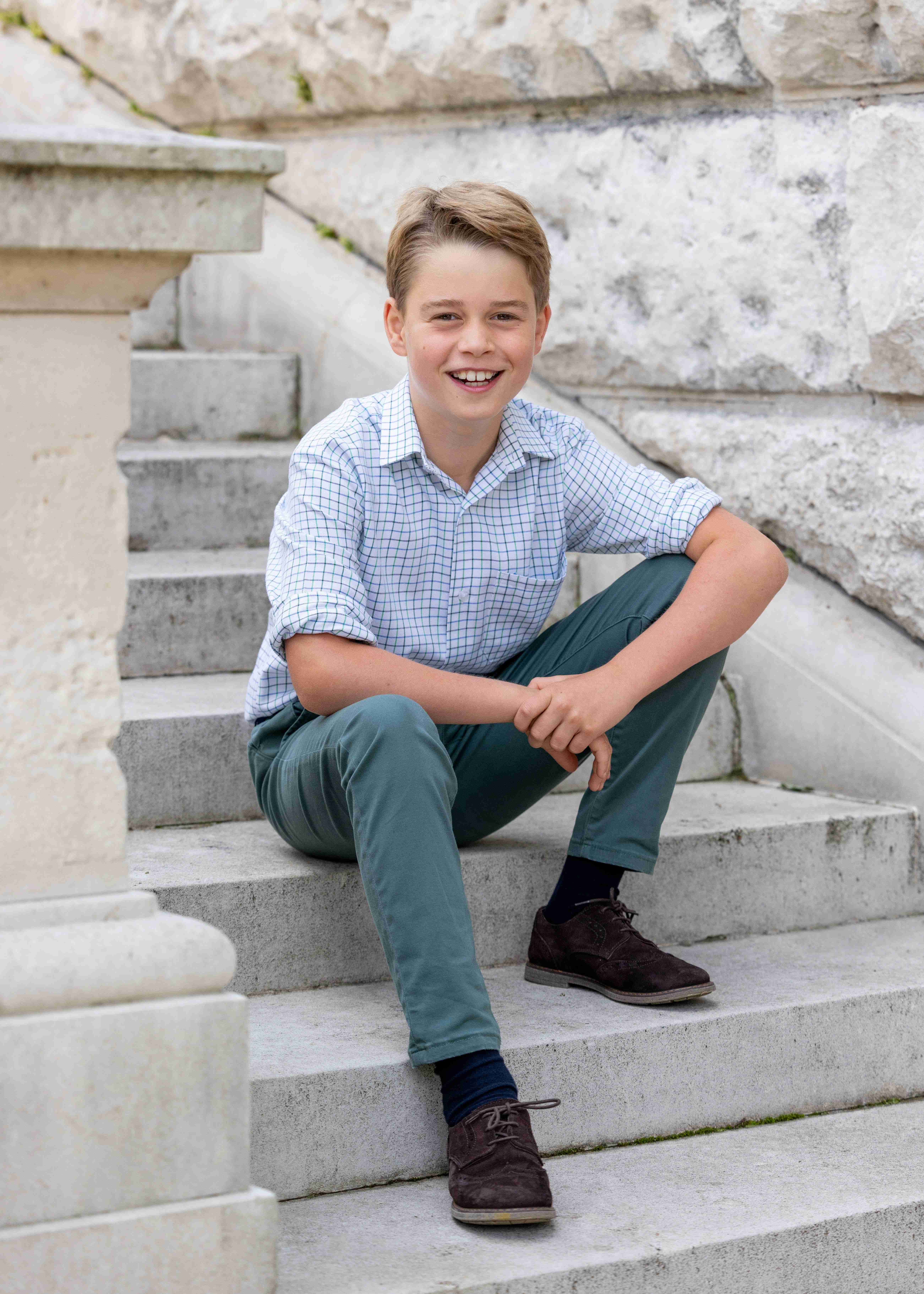 英国のジョージ王子が10歳に！ 大人っぽく成長した誕生日ポートレートが公開