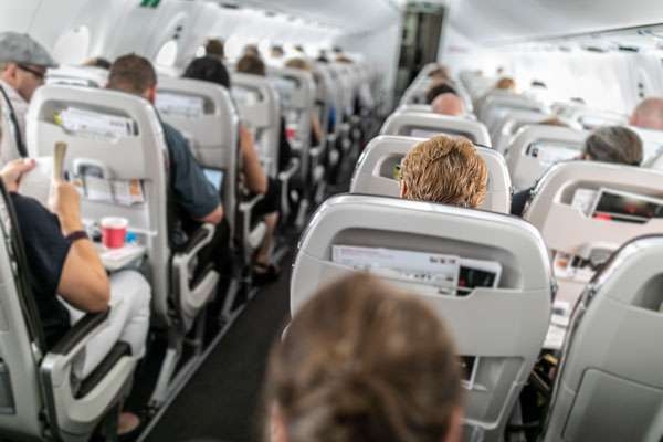 米国人女性が機内で移動したら…「『デブ恐怖症』の人のせいで旅行がつらい」と叱責された件