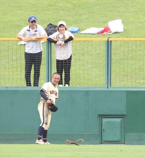 グラウンドに思わぬ珍客！リスの登場に試合一時中断　選手らは一度ベンチへ／北北海道