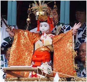 祇園祭の長刀鉾 お稚児さんの役割と選び方 費用は歴代お金持ちの家柄から  |  興味津々