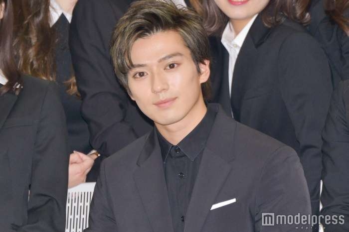 新田真剣佑、サマンサ入社式にサプライズ登場 黄色い歓声響く