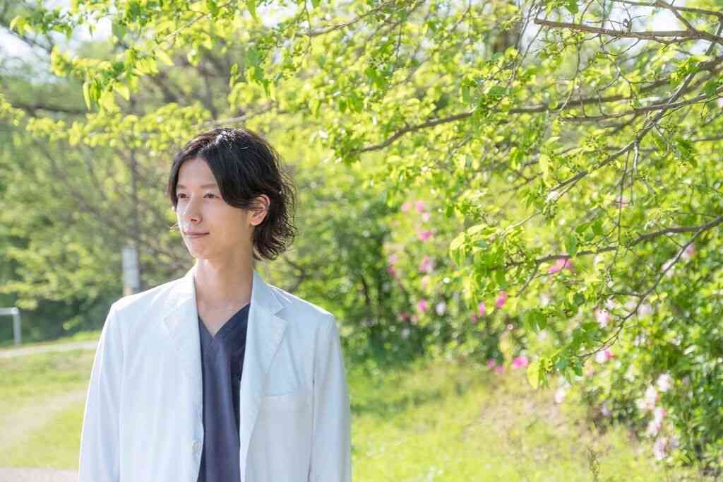 自称“ゆるゆるした医者”イケメン精神科医・藤野智哉の素顔とバックボーン「心臓に病気」「印税を全額寄付」「努力を見せない」