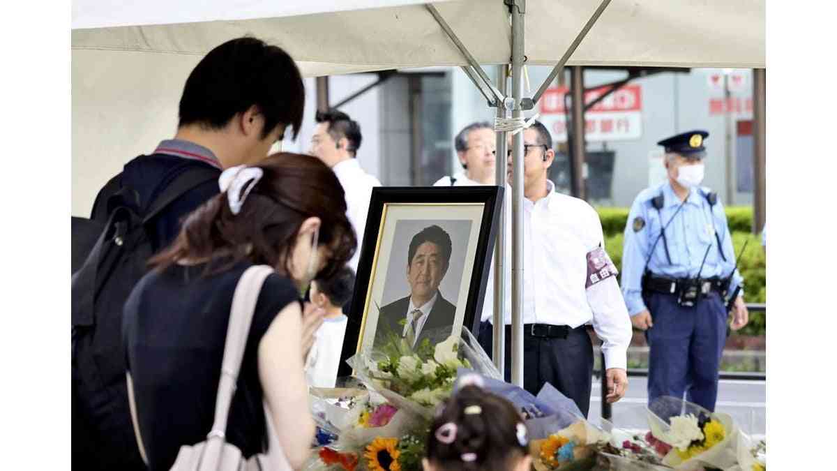 安倍氏が倒れる姿を目撃、心の傷癒えぬが「この日だけは」と献花…奈良の事件現場 : 読売新聞