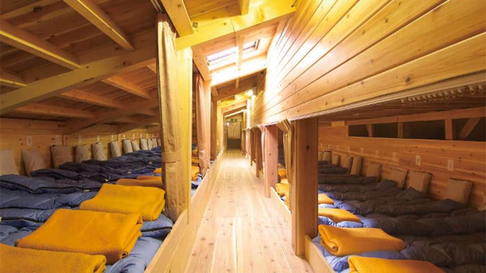 開山前に「富士山」の山小屋はすでに“ほぼ満室”　徹夜で山頂を目指す「弾丸登山」で遭難者急増の可能性も