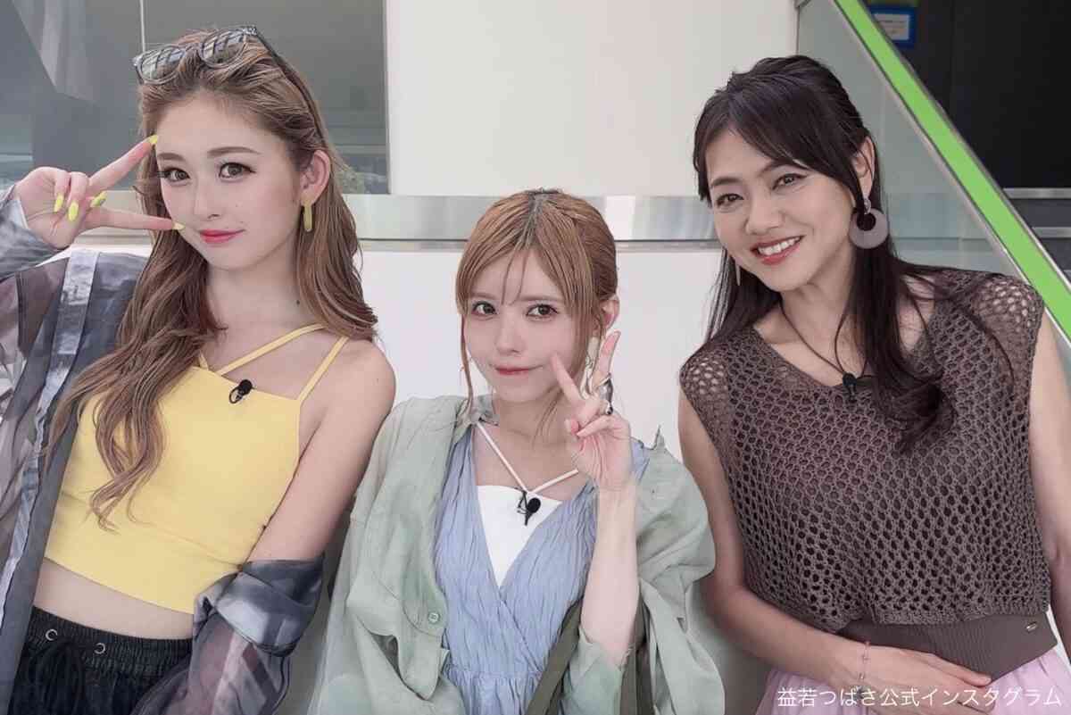 トリックアートかな？　益若つばさ、高身長モデルに挟まれた身長差ショットに「目がバグります」