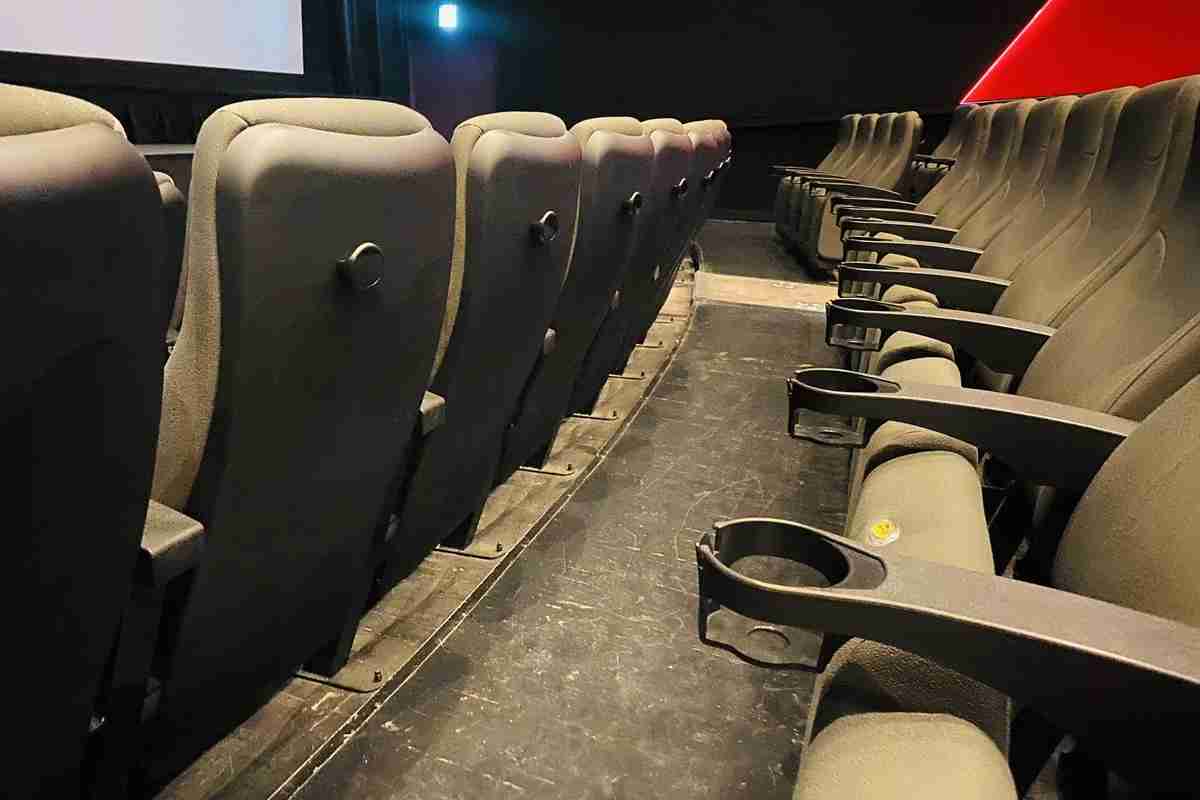 【スマホ視聴に慣れすぎて】増殖する「映画は見たいけど映画館では見たくない」人たちの本音 | マネーポストWEB