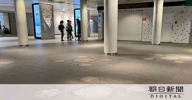 迷惑行為の多発で…駅のテーブルとイス撤去　「どうかご理解下さい」：朝日新聞デジタル