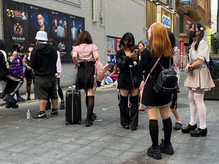 新宿歌舞伎町「トー横」で一斉補導　未成年26人、緊急搬送の少女も