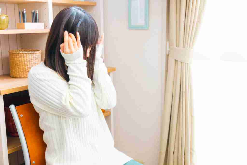 唾を飲むと耳がバリバリ・プチプチと鳴るのは「耳管開放症」かも。病院に行くべき？ | Medicalook(メディカルック)