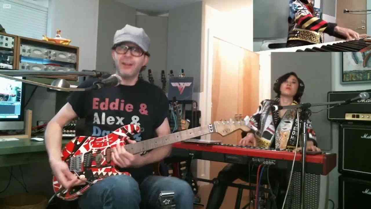 ✔ Paul Gilbert plays Van Halen 