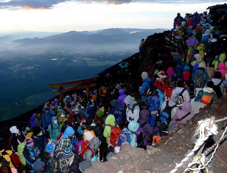 開山前に「富士山」の山小屋はすでに“ほぼ満室”　徹夜で山頂を目指す「弾丸登山」で遭難者急増の可能性も(1/4)〈dot.〉 | AERA dot. (アエラドット) 