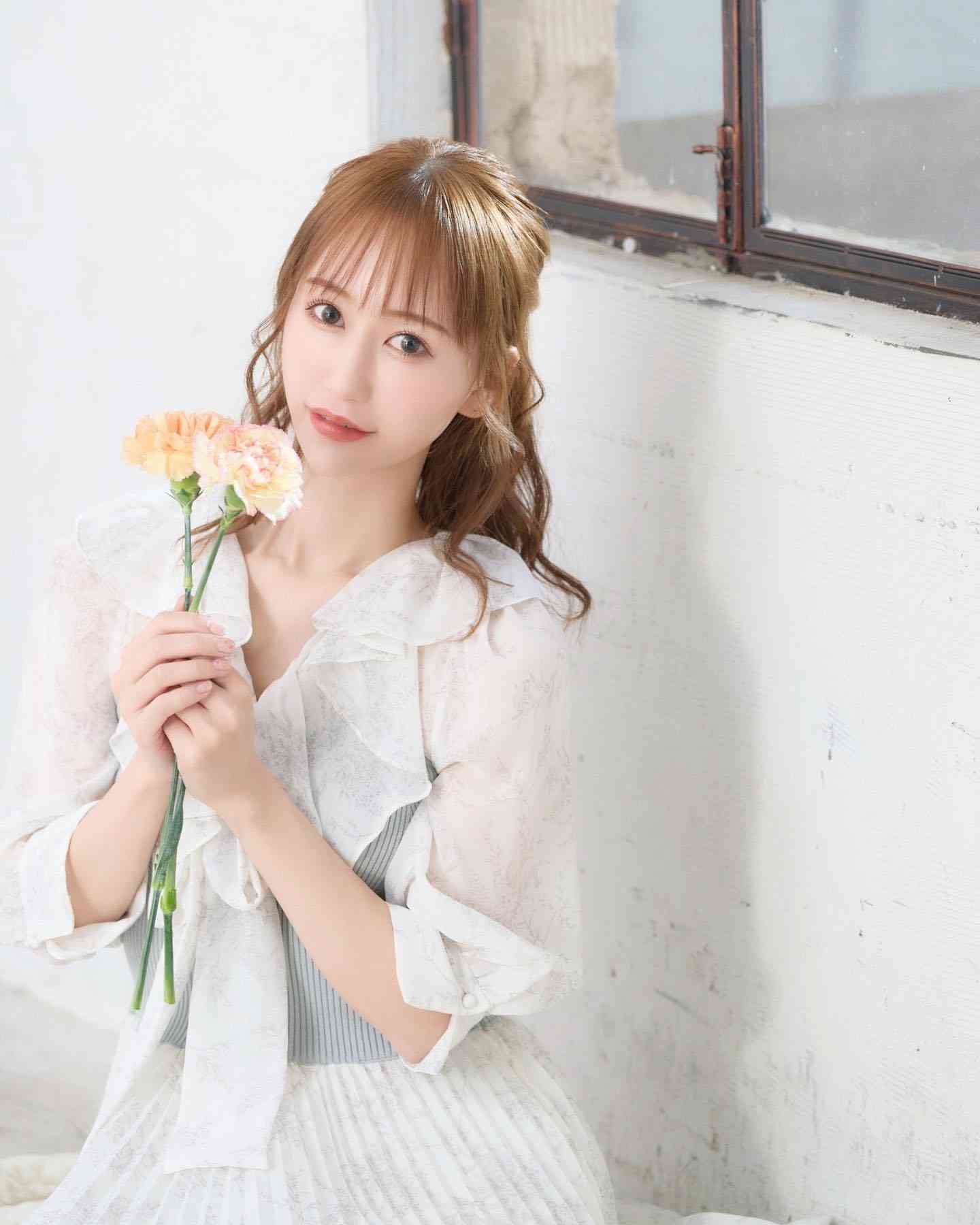 元AKB48・小林香菜　キャバ嬢転身を発表　明日花キララプロデュースの銀座の店舗に「ドレス着馴れず不思議な感じ」