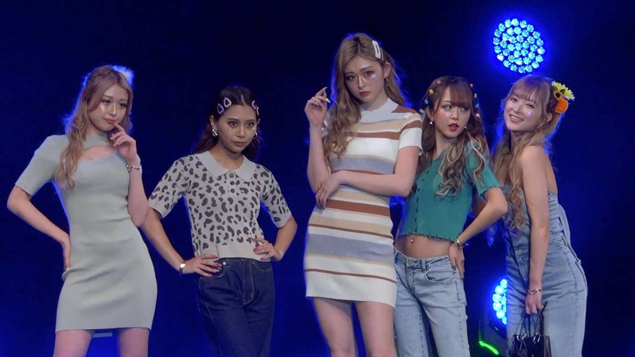 トリックアートかな？　益若つばさ、高身長モデルに挟まれた身長差ショットに「目がバグります」