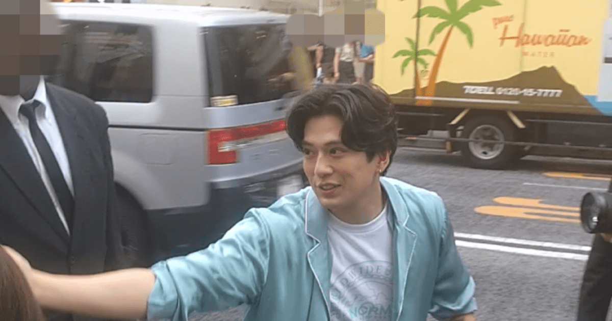 「さすが、ハリウッドかよ！」外国人SPを伴った新田真剣佑がファンにサプライズプレゼント現場撮 | FRIDAYデジタル