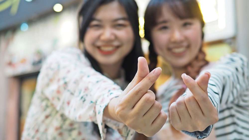 なぜ日本の女の子たちはSNSを戦略的に駆使した、メディアがゴリ押しする典型的な手口にハマってしまうのか？ | 集英社オンライン | 毎日が、あたらしい