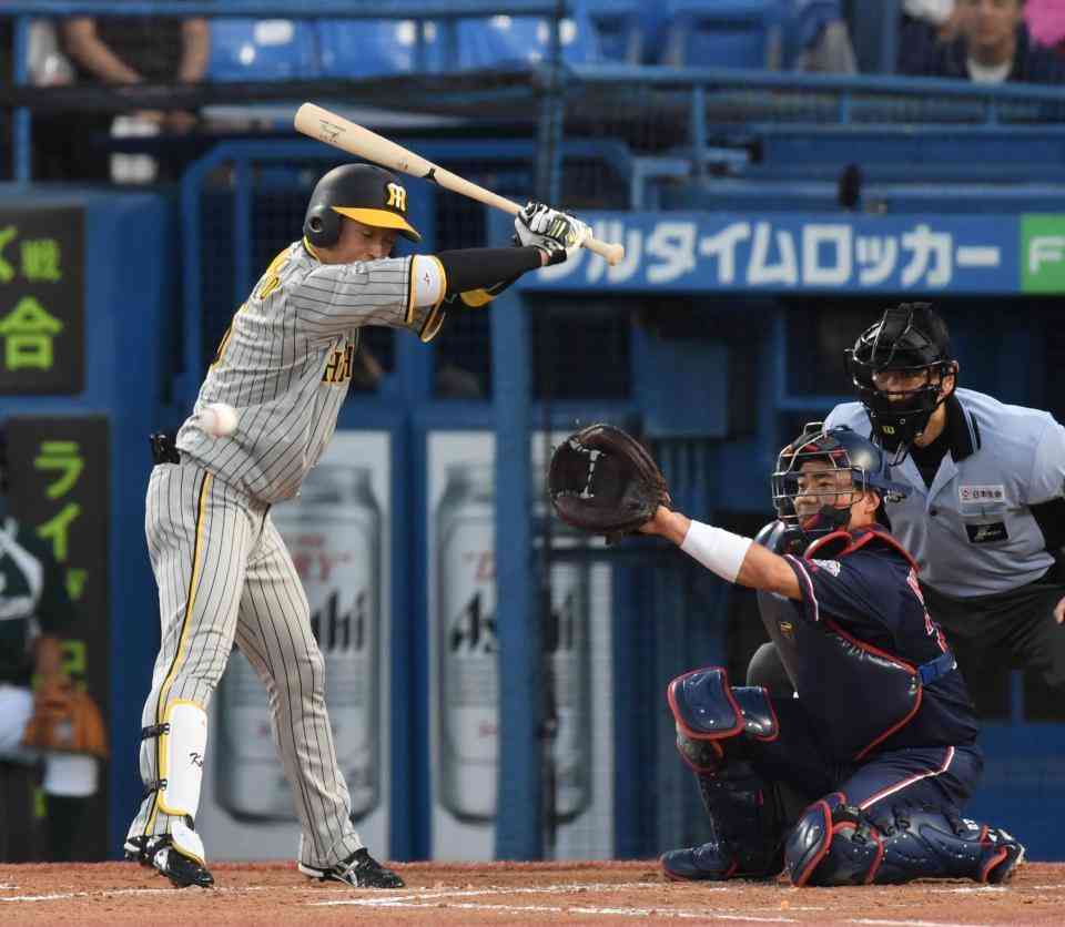 神宮球場に怒号飛び交う 近本の右脇腹付近に死球 骨折して登録抹消になった箇所 虎党から強烈なブーイング