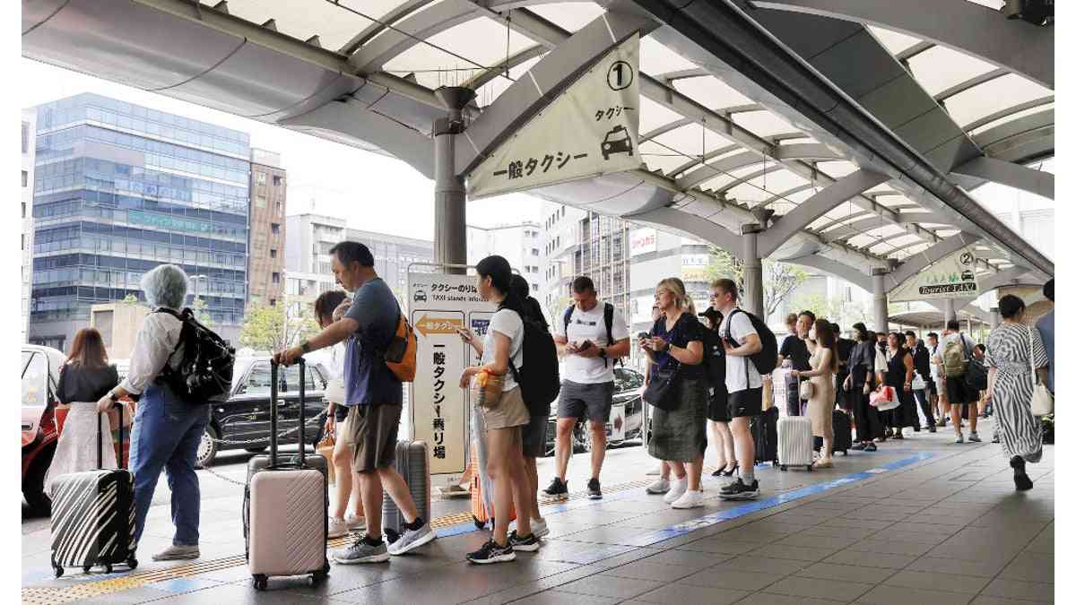 「タクシーが全然来ない」京都の観光客・市民が困惑…３０分以上待たされるケースも：地域ニュース : 読売新聞