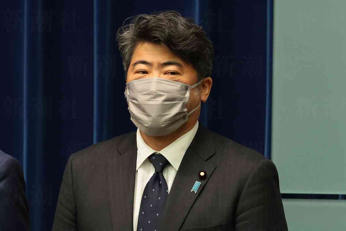 （写真2）「ポケット手突っ込み写真」で炎上の木原誠二官房副長官、他にも問題行動が　足を組んでスピーチを聞く“失礼写真” | デイリー新潮