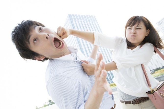 「食べ物を吐き出すことに腹を立て」2歳の娘をハンガーなどで殴りけがさせたか、母親逮捕=静岡