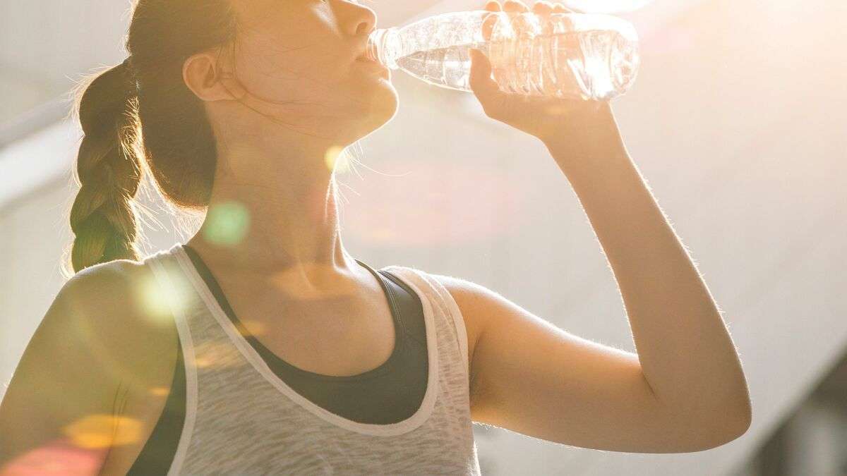 酷暑にスポーツドリンクや経口補水液のガブ飲みは絶対NG…水分補給では飲むべきではない医学的理由 一度壊れた｢腎臓｣は二度と元には戻らない | PRESIDENT Online（プレジデントオンライン）