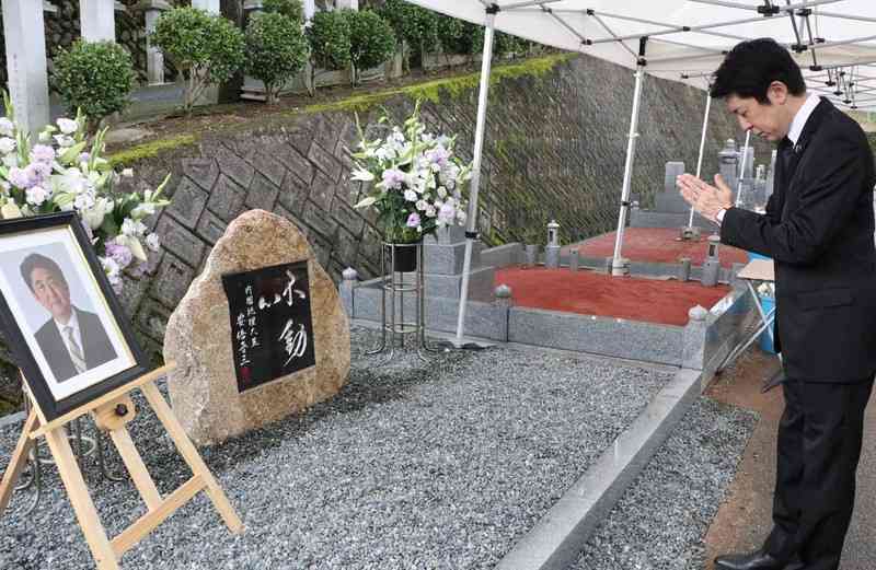 安倍晋三元首相の慰霊碑が完成　生前好んだ言葉刻まれる　奈良