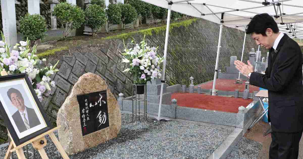 安倍晋三元首相の慰霊碑が完成　生前好んだ言葉刻まれる　奈良 | 毎日新聞