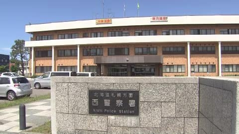 「警察の制服に憧れがあった」警察署に侵入しロッカーから制服や制帽など盗む 47歳会社員の男を逮捕 拳銃は盗まれず 駐車場から出た所を発見される 札幌市（北海道ニュースUHB） - Yahoo!ニュース