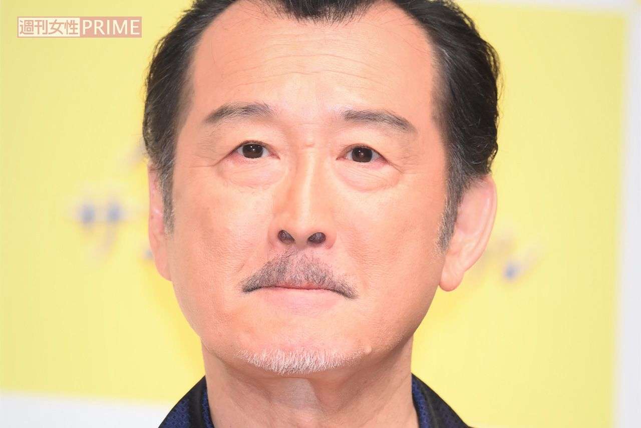 吉田鋼太郎、22歳年下妻と2歳長女を連れて引っ越した理由は愛犬のご近所トラブル、“ペット飼育可”マンションなのに「鳴き声うるさい」悩まされた苦情 | 週刊女性PRIME