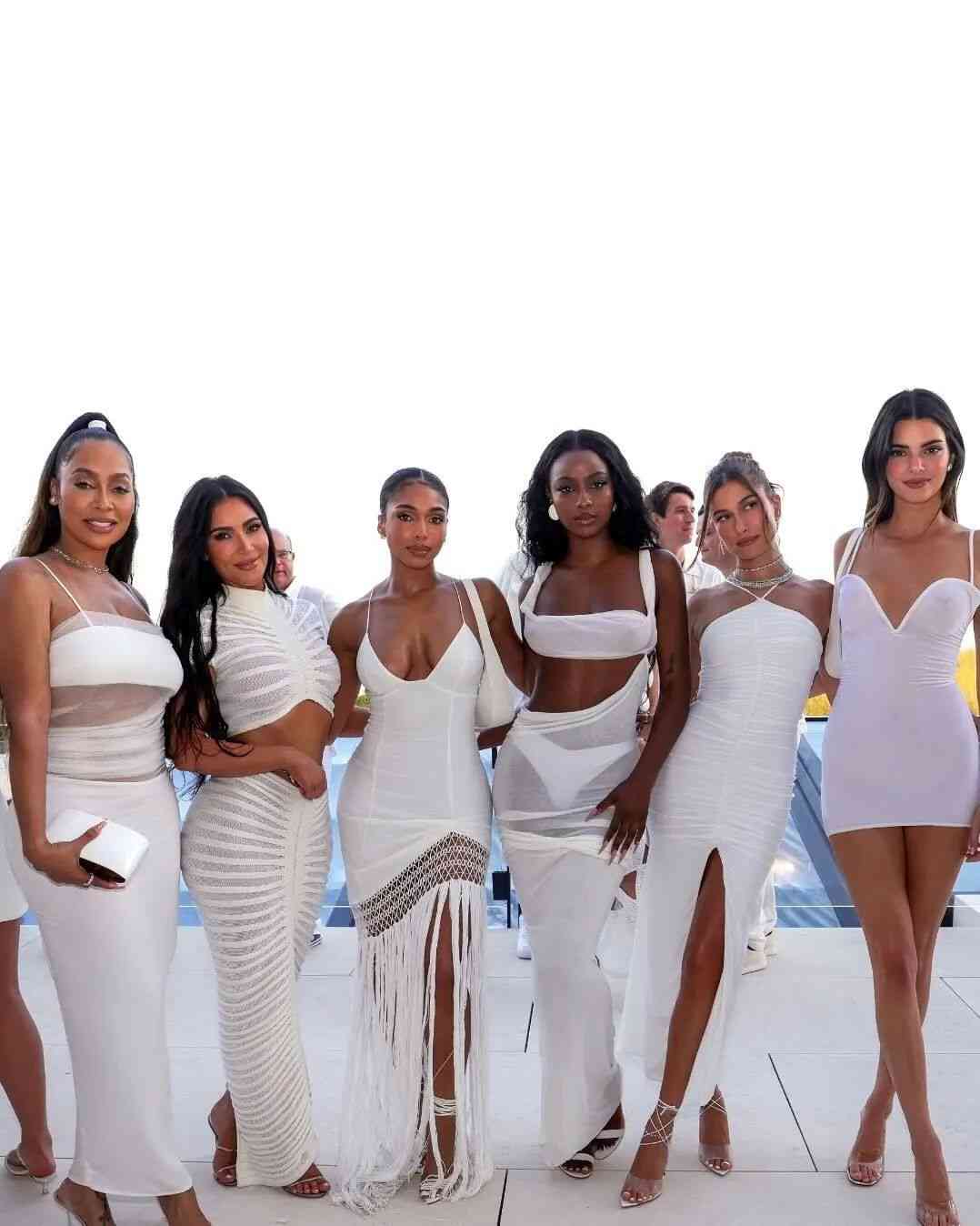 キム・カーダシアン、カニエ・ウェストの元恋人とほぼ”かぶり”ドレスで同じパーティへ