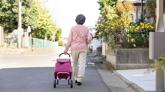 年金14万円だが…70代老女「閉店までスーパーに入り浸り」35度酷暑でも「クーラー代をケチる」日本の高齢者、過酷な現実｜資産形成ゴールドオンライン