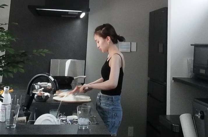 ももクロ百田夏菜子 自宅キッチンがオシャレすぎる 黒家電&モノトーン統一「できる女っぽい」
