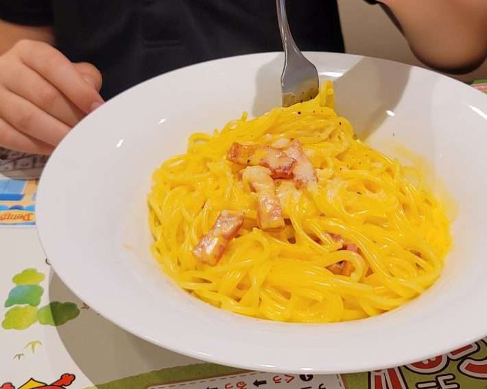 「お子様メニュー飽きる問題」を解決。子どもとファミレスを楽しむ“意外なアイディア”