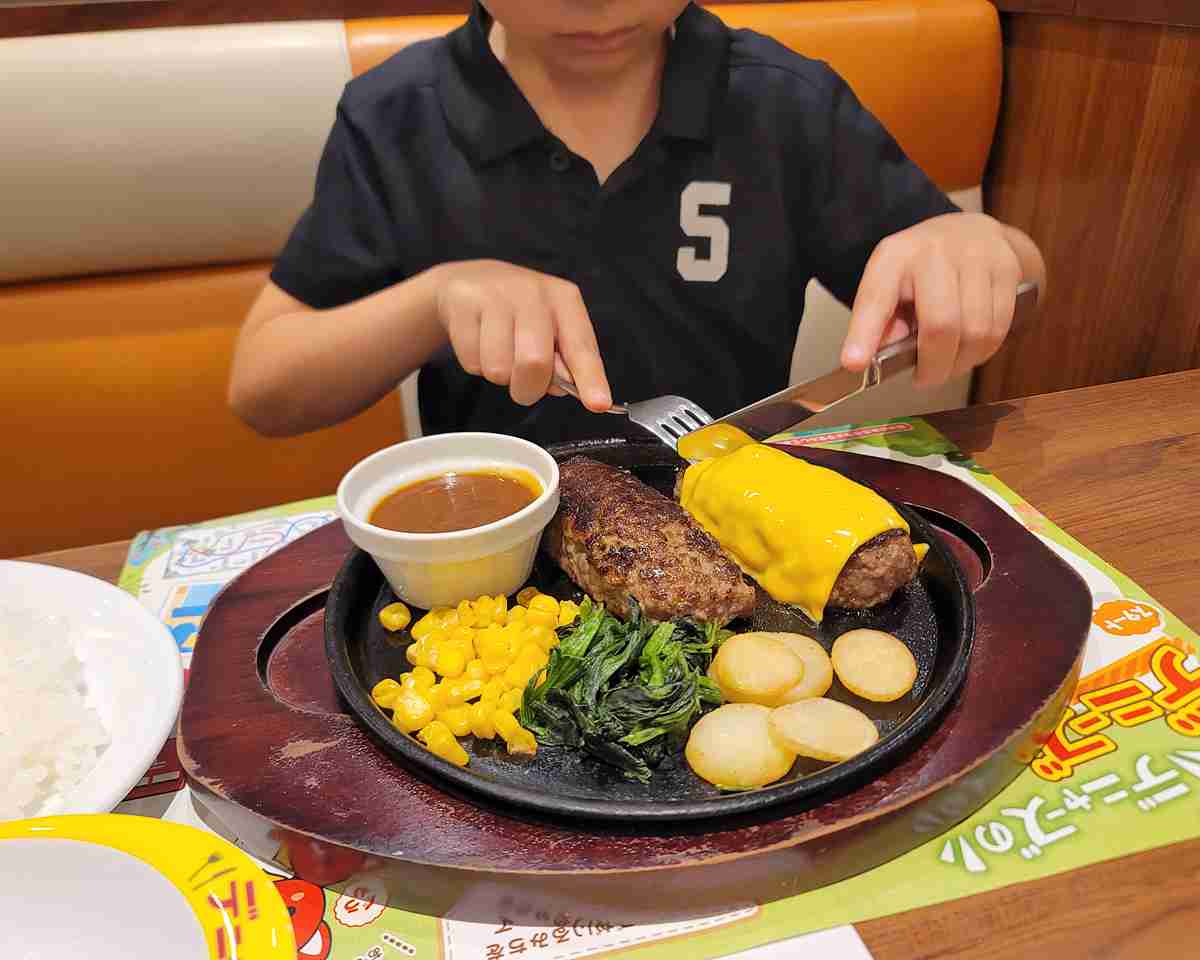 「お子様メニュー飽きる問題」を解決。子どもとファミレスを楽しむ“意外なアイディア” | 女子SPA！