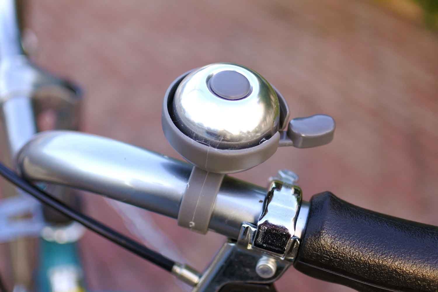 「どいてどいて!」で「チリリン」は違法! 2万円の罰金の可能性もある「自転車ベル」の使用