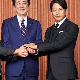 岡田准一は安倍首相と新春対談、嵐は香港弾圧のなか日中親善大使に…ジャニーズの安倍御用化が止まらない！｜LITERA／リテラ