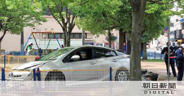 公園の砂場に車突っ込む　園児かばった保育士けが [子どもの交通事故を防ぐ]：朝日新聞デジタル