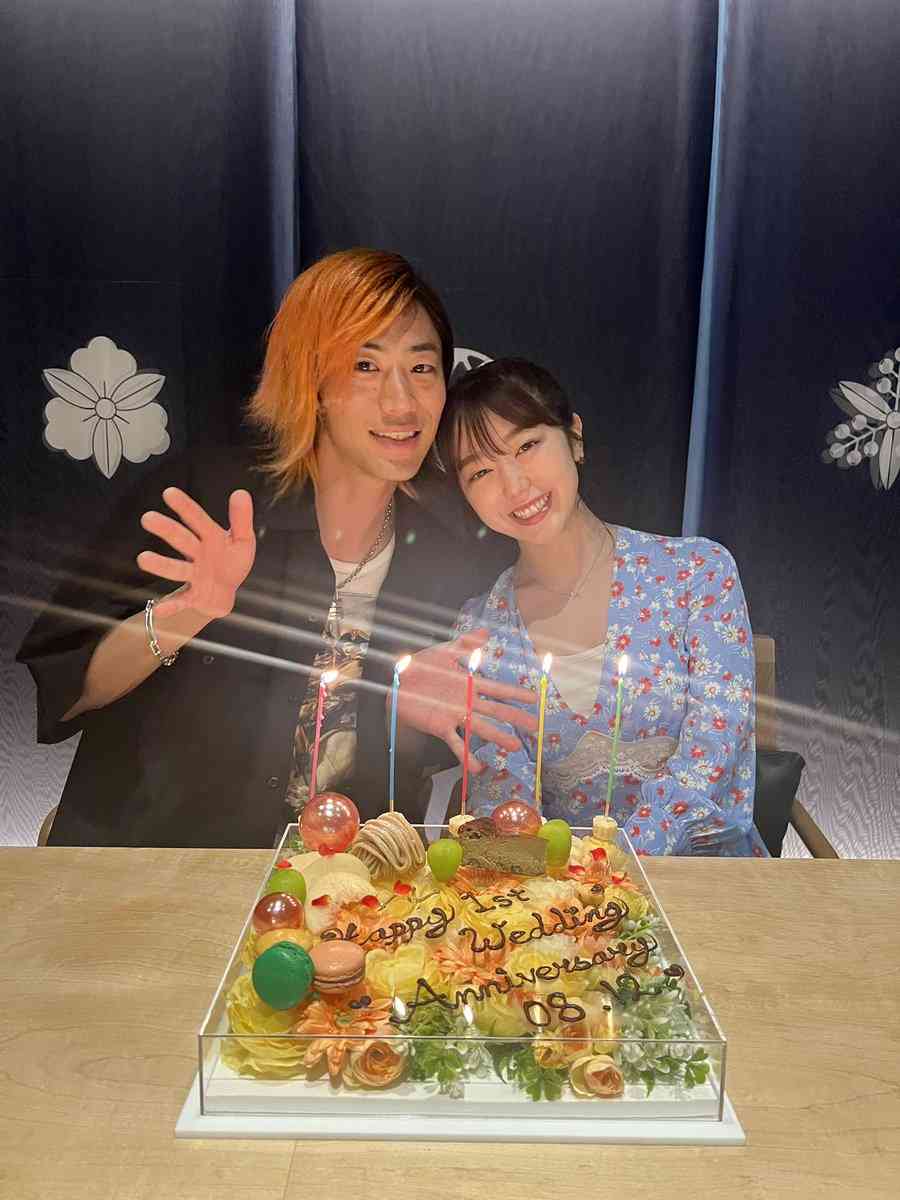 峯岸みなみ、結婚1周年記念日を夫婦でお祝い　夫との記念撮影に「憧れの夫婦」と羨望の眼差し