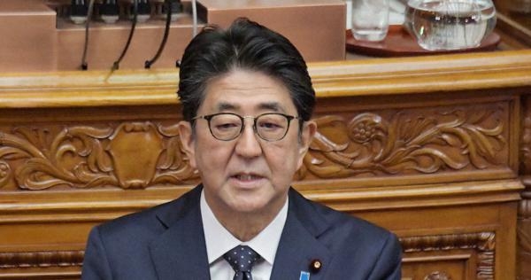 安倍首相、名簿のシュレッダー処理「担当は障害者雇用の職員」と答弁　批判相次ぐ | 毎日新聞