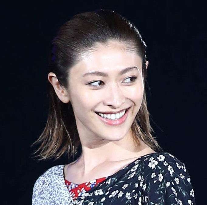 小栗旬の妻・山田優、どえらい全身コーデで銀座三越に降臨！美脚＆オーラやばい「めちゃくちゃ美人」