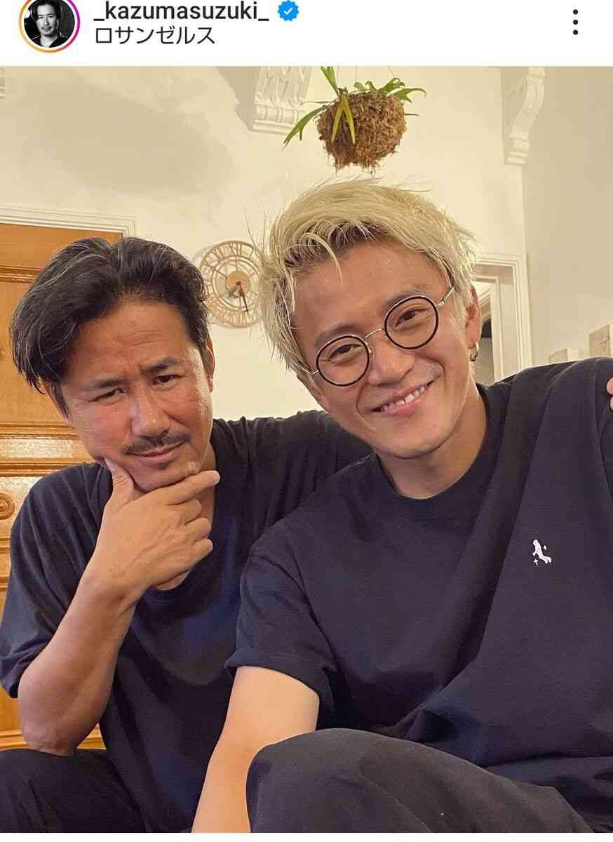 小栗旬、LAで金髪の最新ショット！妻・山田優とおそろいへア…米国在住俳優と「昼からサシ飲み」